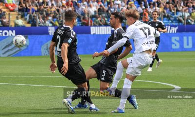 Parma Como 0 1 35a giornata Serie A 2024 2025 Jacob Ondrejka contro due avversari