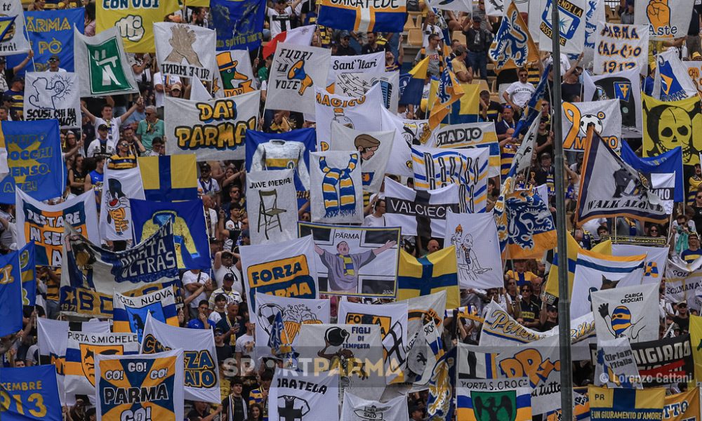 Parma Como 0 1 35a giornata Serie A 2024 2025 bandiere crociate in Curva Nord