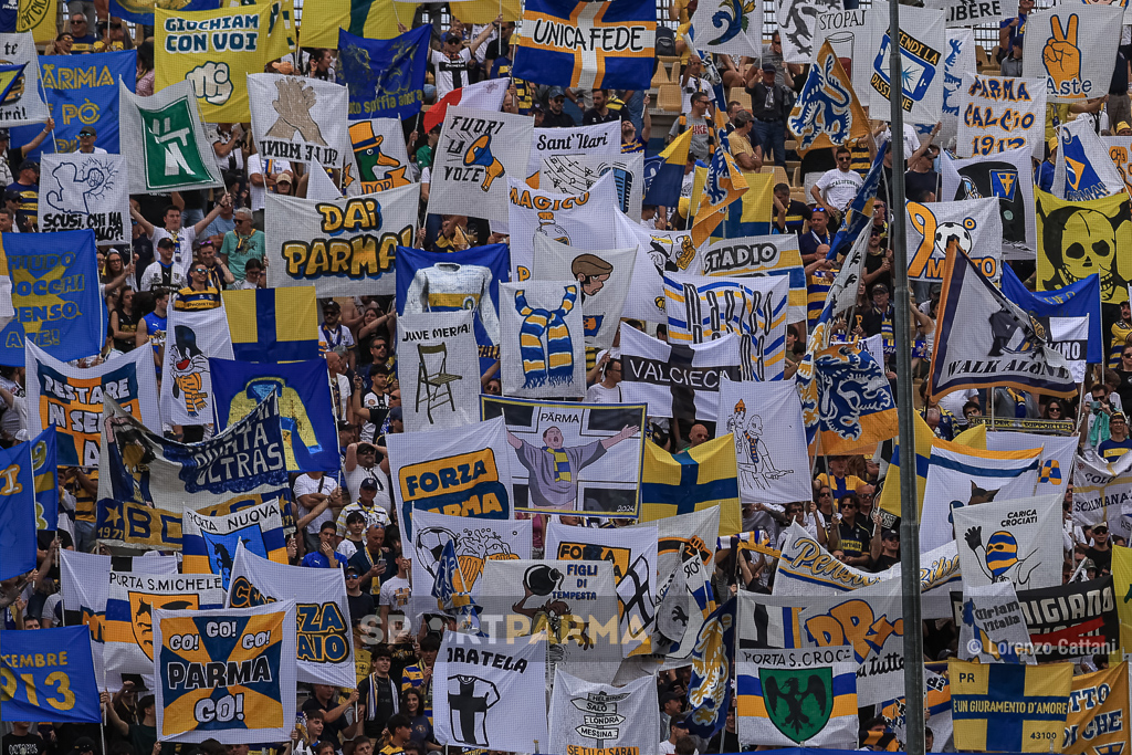 Serie A: 37ª giornata di domenica. Ma per l'orario c’è da attendere 1 Parma Como 0 1 35a giornata Serie A 2024 2025 bandiere crociate in Curva Nord