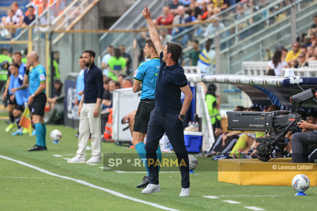 Chivu: «Il calcio è bastardo». Fabregas: «Non meritavamo di vincere» 1 Parma Como 0 1 35a giornata Serie A 2024 2025 gli allenatori Cesc Fabregas e Cristian Chivu a bordocampo
