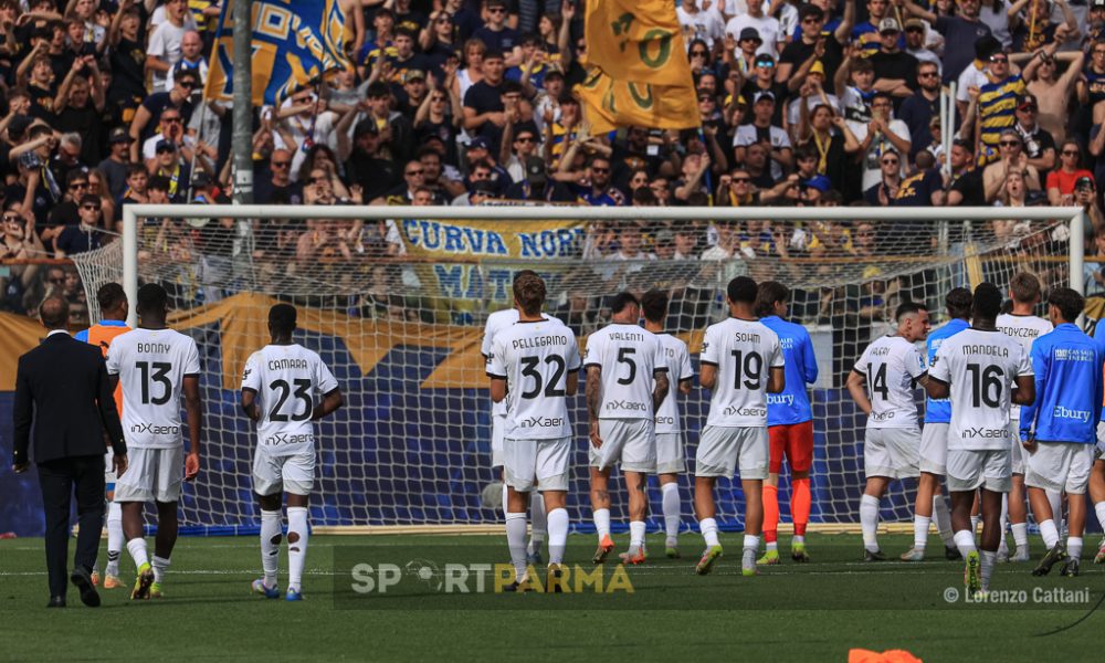 Parma Como 0 1 35a giornata Serie A 2024 2025 i crociati accolti dalla Curva Nord a fine partita