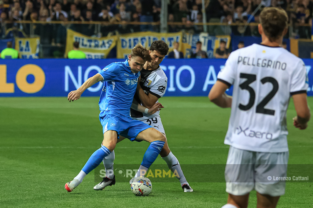 Parma-Napoli 0-0, la fotogallery di SportParma 1 Parma Napoli 0 0 37a giornata Serie A 2024 2025 Alessandro Circati marca Scott McTominay