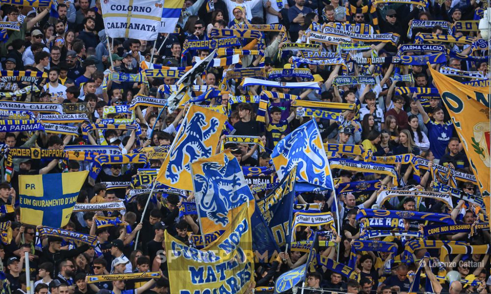 Parma Napoli 0 0 37a giornata Serie A 2024 2025 bandiere e sciarpe in Curva Nord
