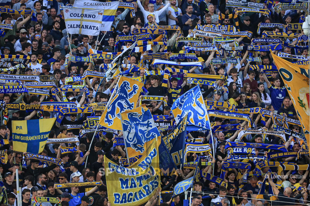 Parma, 4.000 abbonati in 48 ore 1 Parma Napoli 0 0 37a giornata Serie A 2024 2025 bandiere e sciarpe in Curva Nord