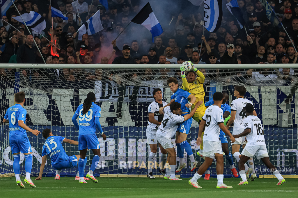 Lotta salvezza, ultimi 90 minuti di battaglia: tutte le combinazioni 1 Parma Napoli 0 0 37a giornata Serie A 2024 2025 il portiere Zion Suzuki in presa