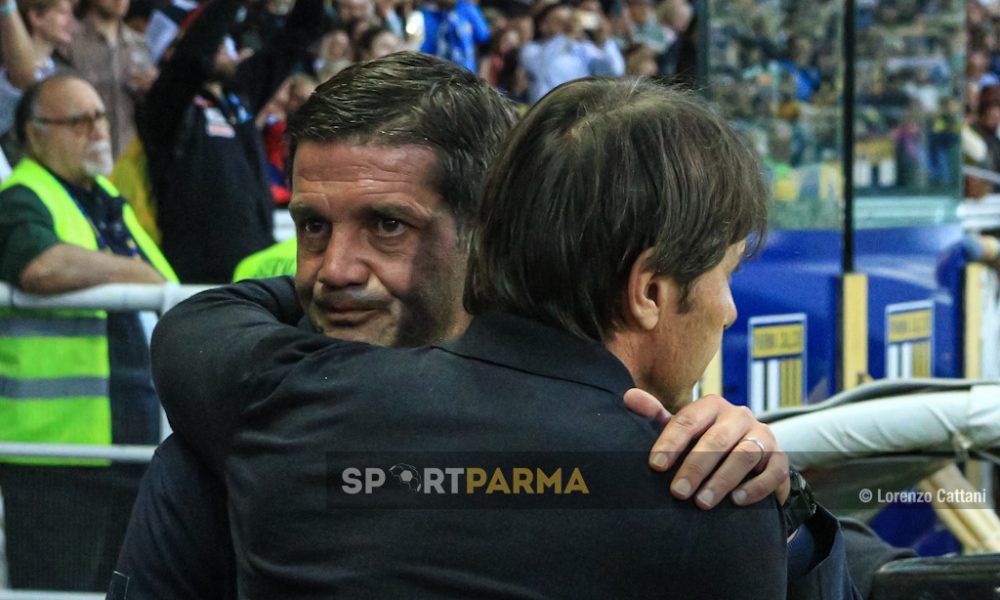 Parma Napoli 0 0 37a giornata Serie A 2024 2025 labbraccio tra gli allenatori Cristian Chivu e Antonio Conte