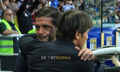 Parma Napoli 0 0 37a giornata Serie A 2024 2025 labbraccio tra gli allenatori Cristian Chivu e Antonio Conte