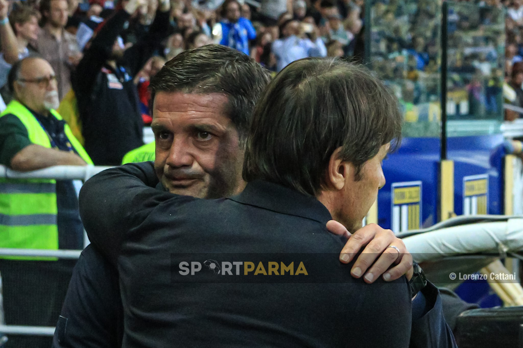 Chivu: «Il gruppo ha capito, vuole la salvezza». Conte: «Un ultimo passo e poi...» 1 Parma Napoli 0 0 37a giornata Serie A 2024 2025 labbraccio tra gli allenatori Cristian Chivu e Antonio Conte