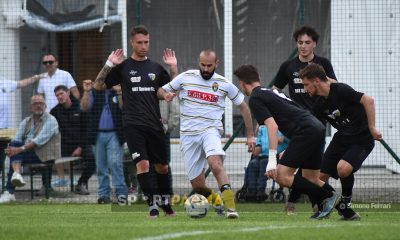 Real Sala Baganza Team Santa Maria Lesignano 1 0 playout Prima Categoria gir. B 2024 2025 Lorenzo Zuelli in mezzo ai difensori ospiti