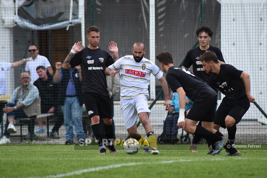 La fotogallery Real Sala Baganza-Team Santa Maria Lesignano 1-0 1 Real Sala Baganza Team Santa Maria Lesignano 1 0 playout Prima Categoria gir. B 2024 2025 Lorenzo Zuelli in mezzo ai difensori ospiti