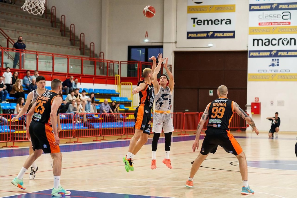 Ruvo va ko (87-76), Fulgor Fidenza porta la serie in gara 4 1 Simone Valsecchi in Foppiani Fulgor Fidenza Crifo Wines Ruvo di Puglia 87 76 gara3 playoff Serie B nazionale basket 2024 2025