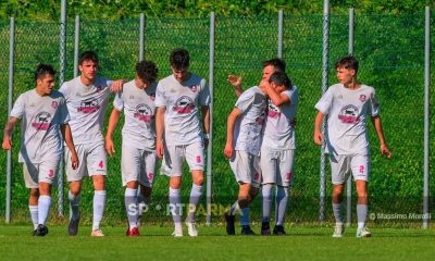 Team Traversetolo Solignano 3 1 finale playoff Prima Categoria gir. B 2024 2025 i rosanero si complimentano con Francesco Aracri autore del secondo gol