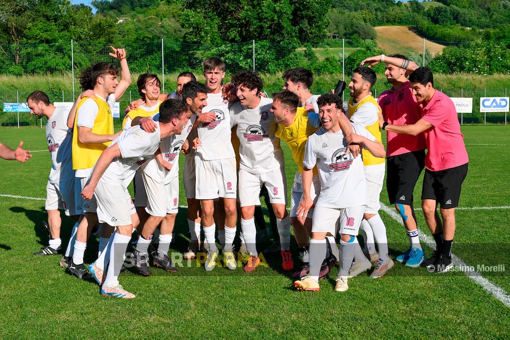 Finali playoff: vittorie di Team Traversetolo e San Secondo, cade la FFM 1 Team Traversetolo Solignano 3 1 finale playoff Prima Categoria gir. B 2024 2025 lesultanza dei rosanero a fine partita dopo la vittoria