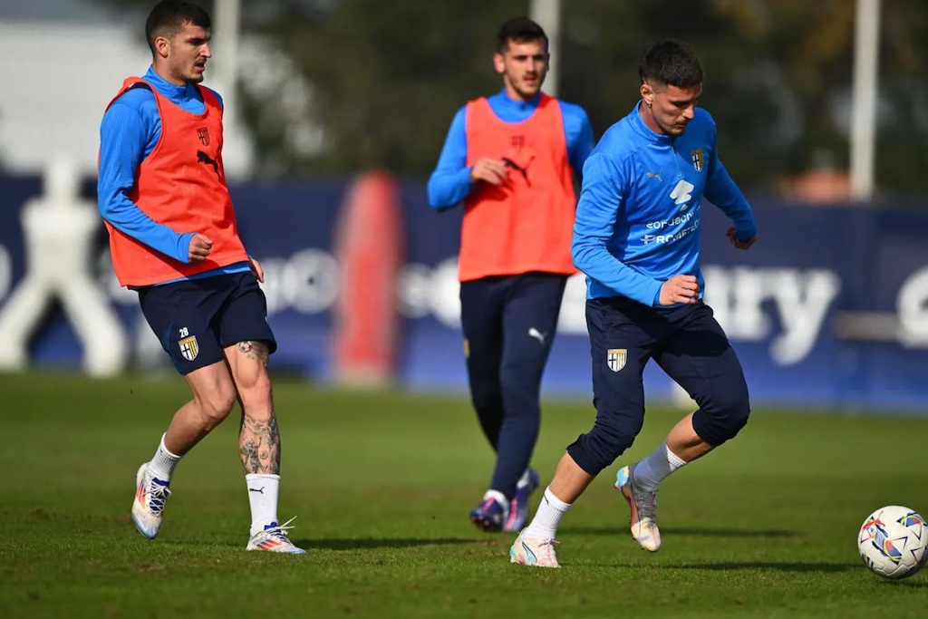 ULTIM'ORA | Il Parma recupera anche Cancellieri e Mihaila 1 Valentin Mihaila e Dennis Man in allenamento al Mutti Training Center di Collecchio