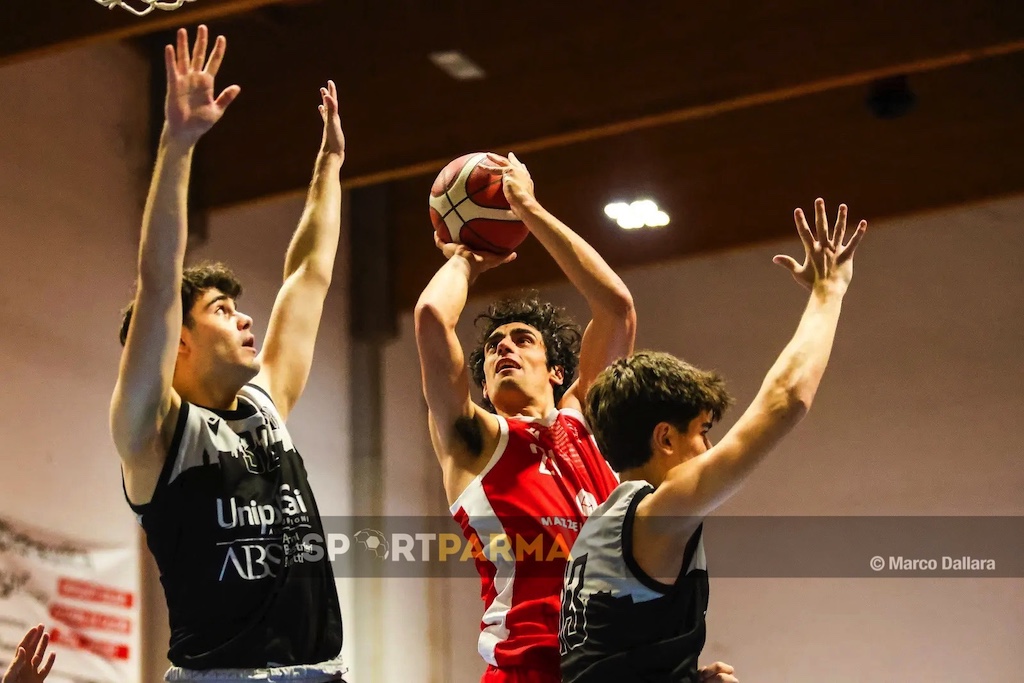 Mazzei Architects Valtarese-Parma Basket Project 68-65, la fotogallery di SportParma 1 Valtarese Basket Mazzei Architects Parma Basket Project 68 65 gara2 semifinale playoff Divisione Regionale 2 s.s. 2024 2025 Davide Giani cerca il canestro