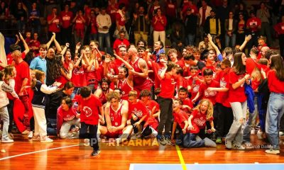 Valtarese Basket Mazzei Architects Parma Basket Project 68 65 gara2 semifinale playoff Divisione Regionale 2 s.s. 2024 2025 festeggiamenti finali dei Diavoli Rossi nella foto di gruppo