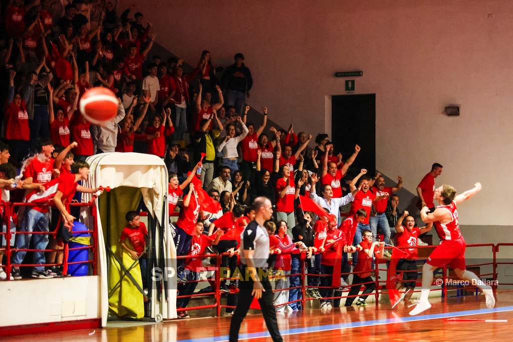 Valtarese Basket: missione compiuta, Mazzei Architects in finale playoff 1 Valtarese Basket Mazzei Architects Parma Basket Project 68 65 gara2 semifinale playoff Divisione Regionale 2 s.s. 2024 2025 lesultanza del Pala Raschi alla vittoria dei Diavoli Rossi