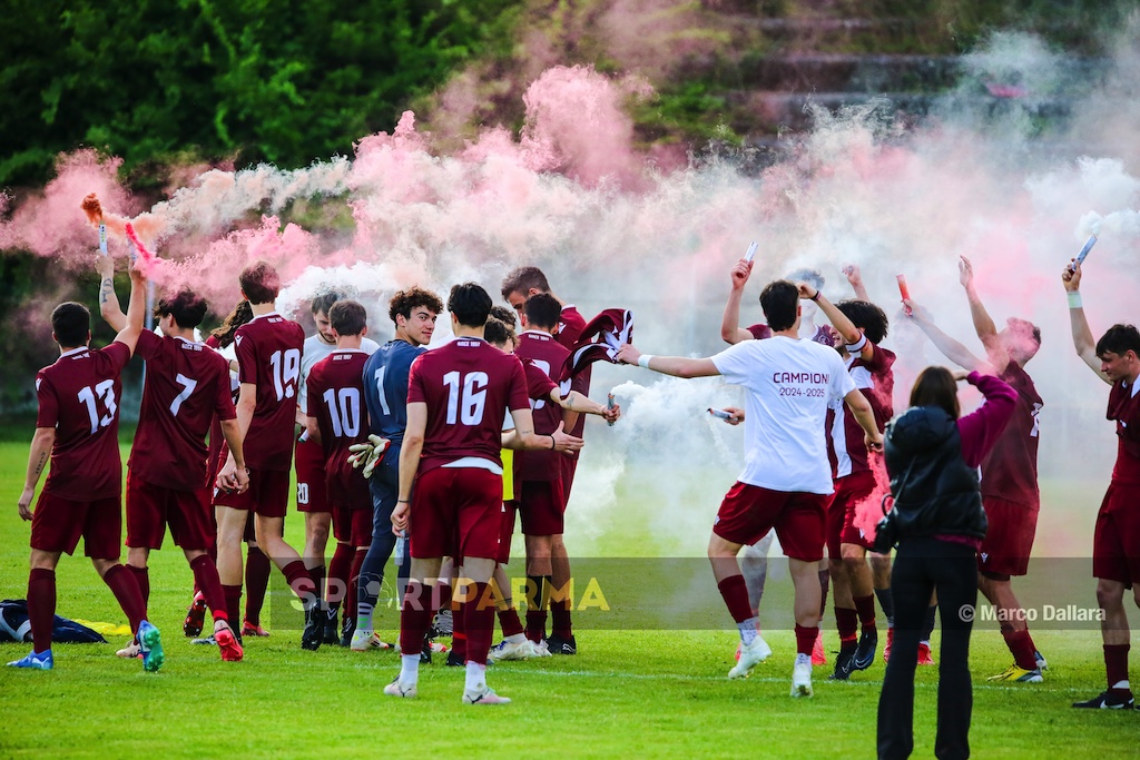 La fotogallery di Valtarese-Compiano 3-4 1 Valtarese Compiano 3 4 26a giornata Seconda Categoria gir. C 2024 2025 i festeggiamenti dei borgotaresi tra i fumogeni granata