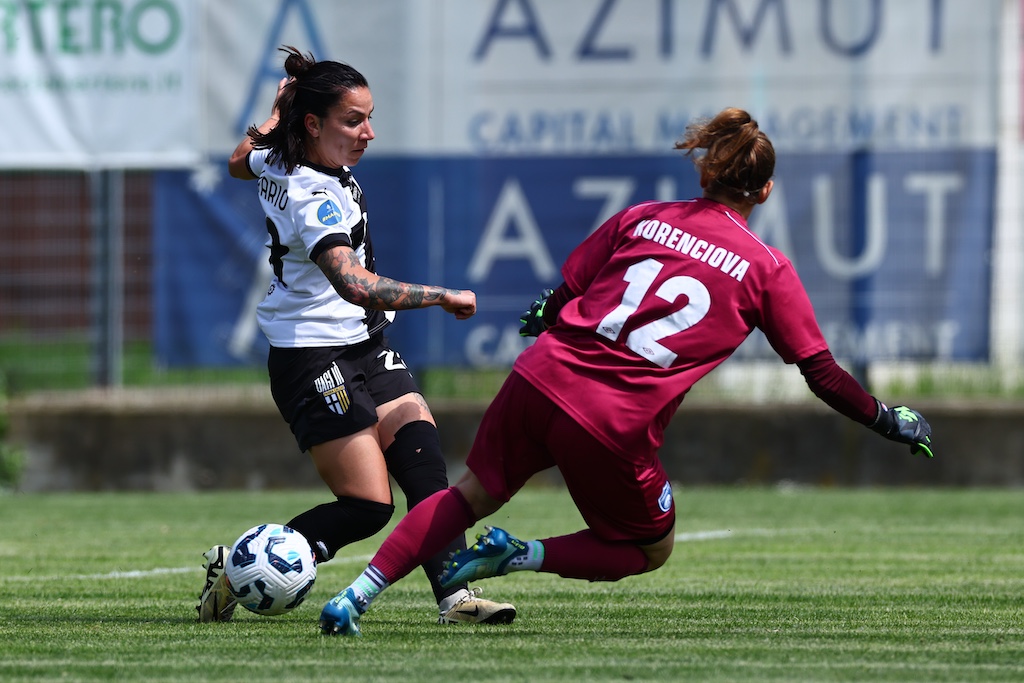 Rimonta vincente sulla Freedom, il Parma femminile chiude 2° 1 Zhanna Ferrario contro il portiere locale in Freedom Parma 1 2 30a giornata Serie B femminile 2024 2025