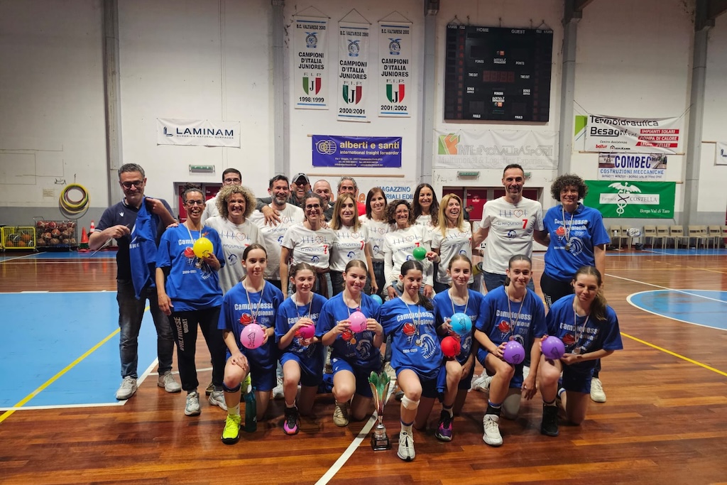 i festeggiamenti dellunder 13 femminile Valtarese Basket per il titolo di campionesse regionali
