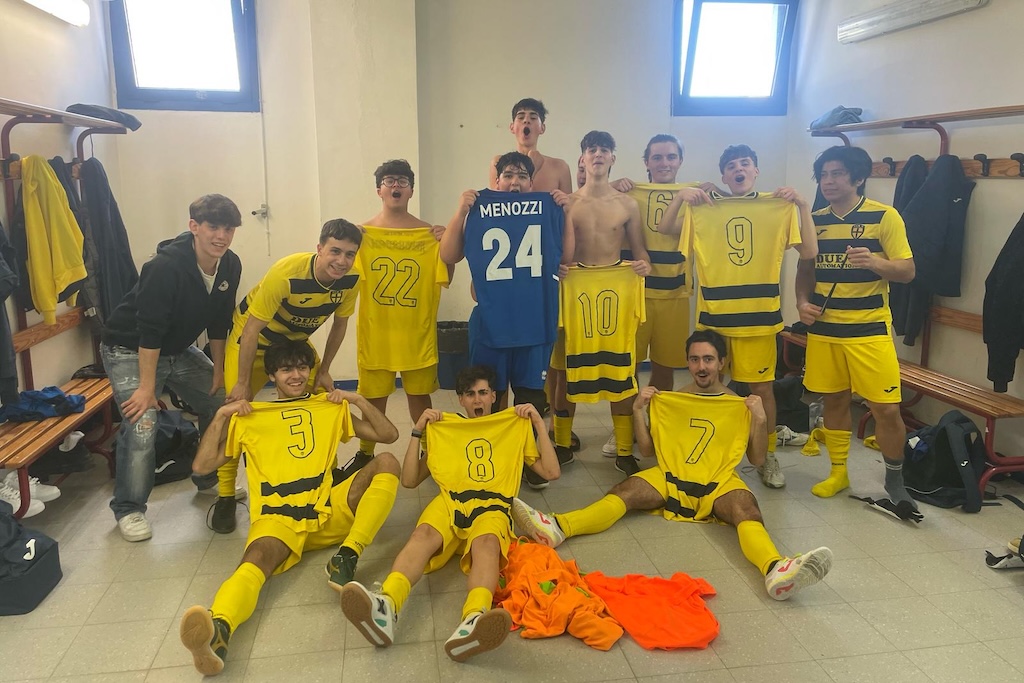Due G Parma: l’U19 batte Gatteo e va in semifinale di Coppa 1 i festeggiamenti negli spogliatoi della Due G Futsal Parma Under 19