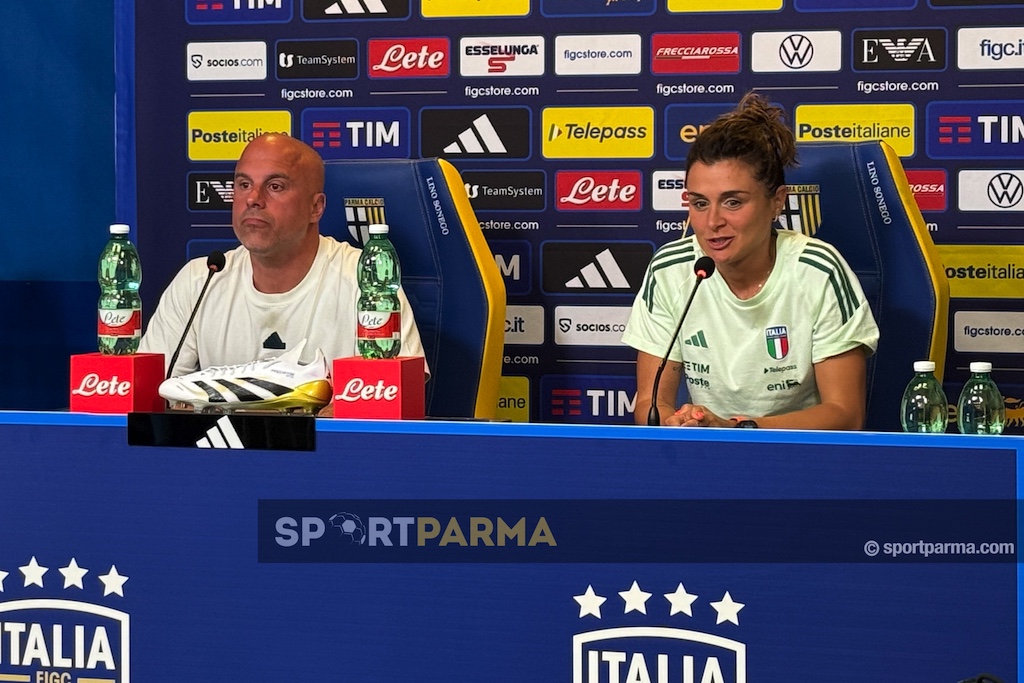 Soncin e Girelli suonano la carica da Collecchio: «Svezia temibile, lo è anche l'Italia» 1 il ct dellItalia femminile e la calciatrice Cristiana Girelli in conferenza stampa al Mutti Training Center di Collecchio il 29.05.2025