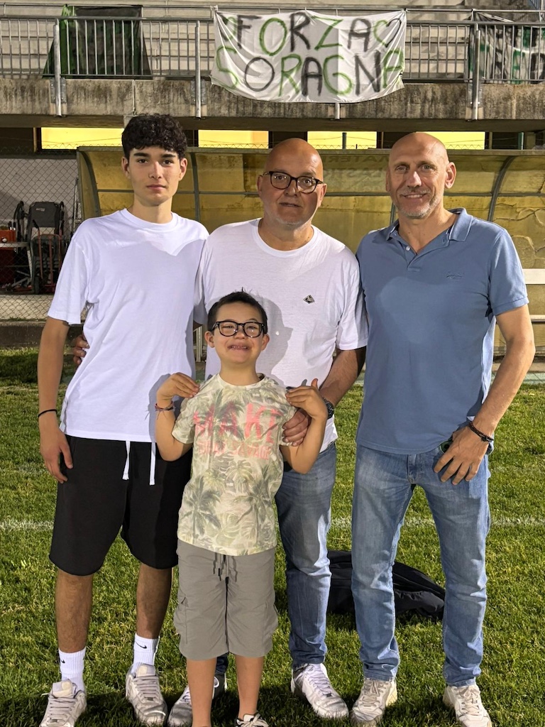il nuovo mister del Soragna Cristiano Valenti presentato dl presidente Tato Faroldi assieme al capitano Juniores Mattia Pedrazzi e Lollo dellassociazione I Calzini Spaiati