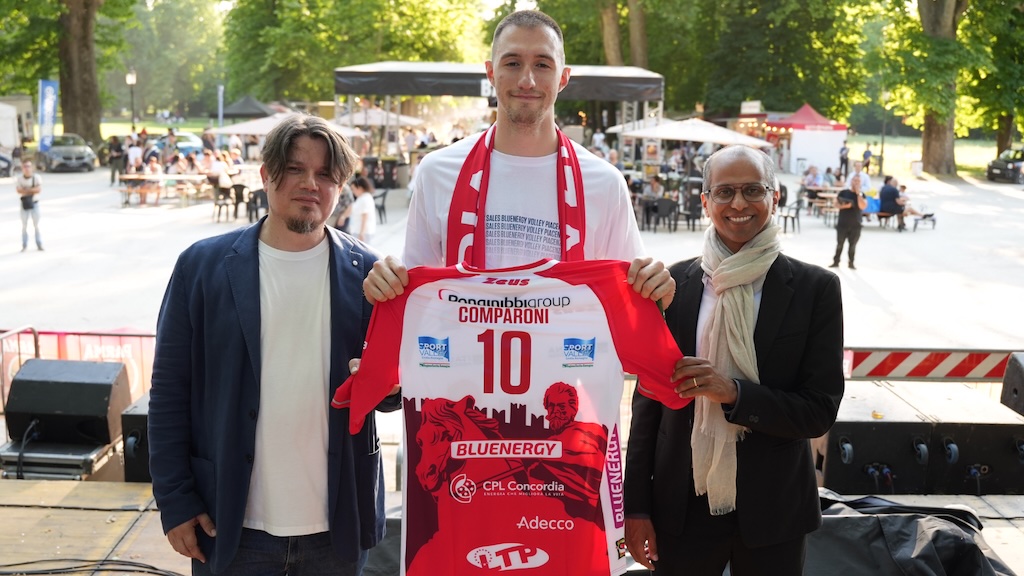 Gas Sales Piacenza presenta il parmigiano Comparoni al Parco Ducale 1 il pallavolista parmigiano Francesco Comparoni annunciato dalla Gas Sales Bluenergy Volley Piacenza