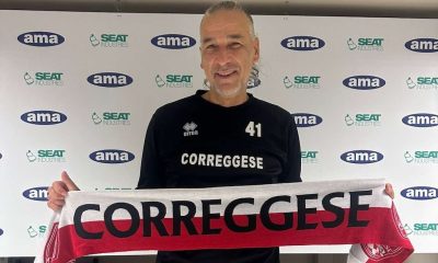lallenatore parmense Ivano Rossi con la sciarpa della Correggese