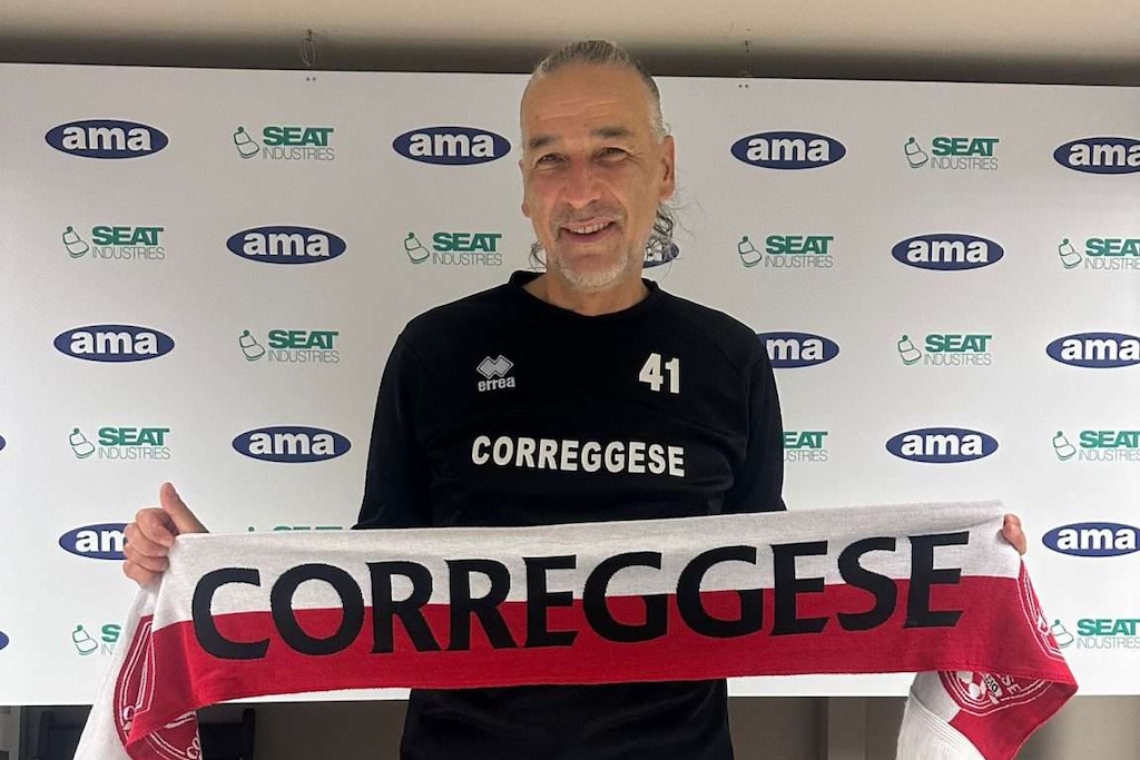 Correggese in trionfo: la Serie D grazie al mister parmense Rossi 1 lallenatore parmense Ivano Rossi con la sciarpa della Correggese