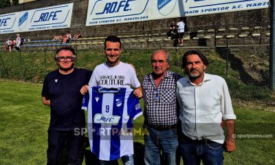lattaccante Luigi Gualtieri con la maglia del Marzolara assieme ai dirigenti Mauro Barbuti Gian Paolo Adorni e Stefano Pompini