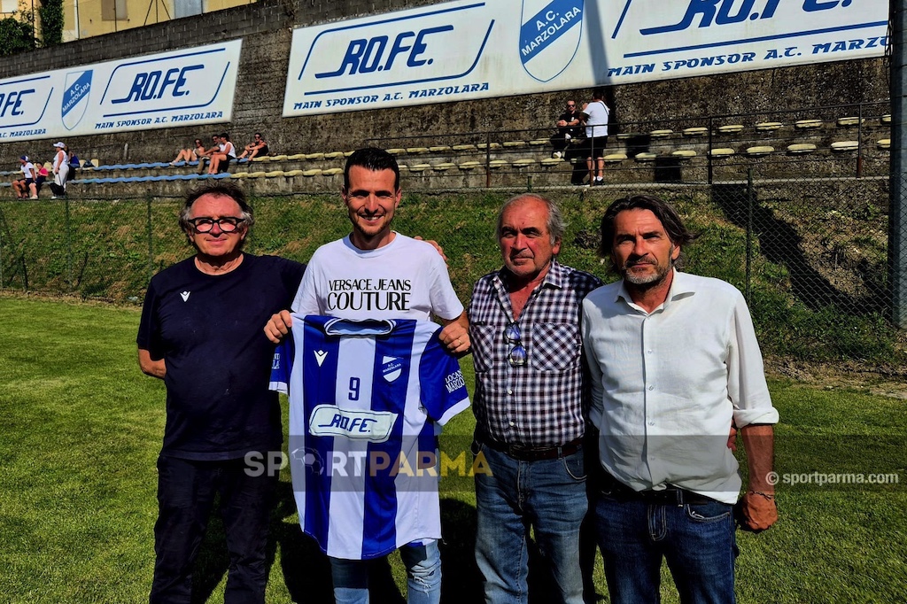 Mercato dilettanti: il "cobra" Gualtieri al Marzolara, rivoluzione a Sorbolo 1 lattaccante Luigi Gualtieri con la maglia del Marzolara assieme ai dirigenti Mauro Barbuti Gian Paolo Adorni e Stefano Pompini