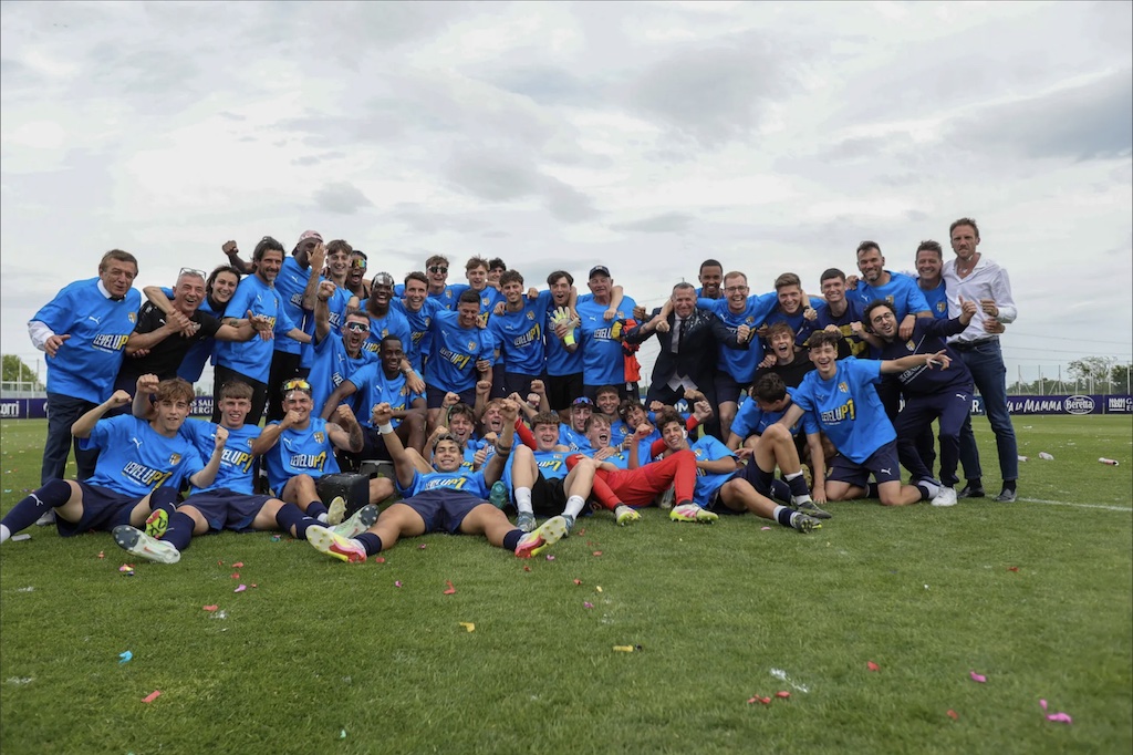 Parma Primavera, 69 punti per un traguardo storico 1 le celebrazioni di gruppo per la promozione al termine di Parma Reggiana 2 1 campionato Primavera 2 s.s. 2024 2025