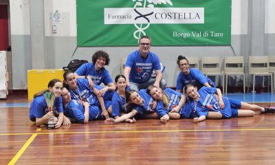 le ragazze della Farmacia Costella under 13 Valtarese Basket festeggiano il titolo di campionesse regionali