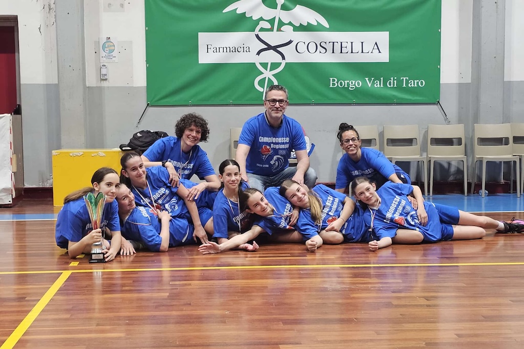 Valtarese Basket sospesa tra il sogno della Mazzei e la festa dell’U13 femminile 3 le ragazze della Farmacia Costella under 13 Valtarese Basket festeggiano il titolo di campionesse regionali