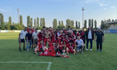 lesultanza dei giocatori del Vicofertile dopo la vittoria della finale playoff regionale di Seconda Categoria 2024 2025 giocata allo stadio Morelli di Brescello