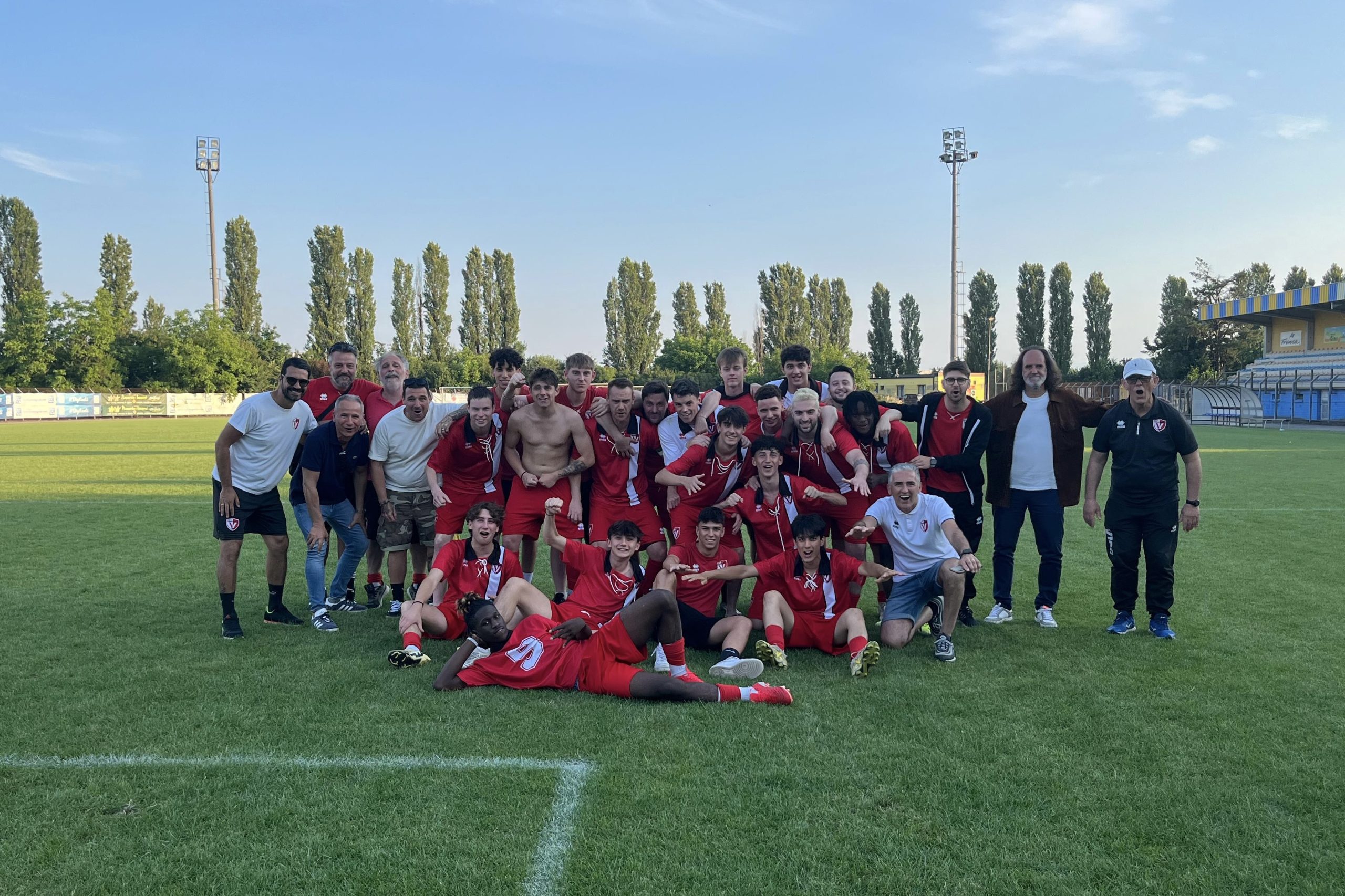 Vicofertile, è qui la festa. «Aspettiamo la Prima: avanti con i giovani» 1 lesultanza dei giocatori del Vicofertile dopo la vittoria della finale playoff regionale di Seconda Categoria 2024 2025 giocata allo stadio Morelli di Brescello scaled
