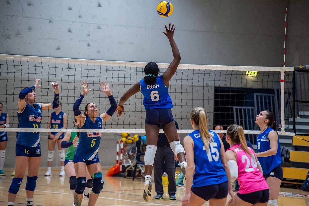 schiacciata sotto rete di Maria Enoh Galaxy Volley Collecchio Serie B2 femminile