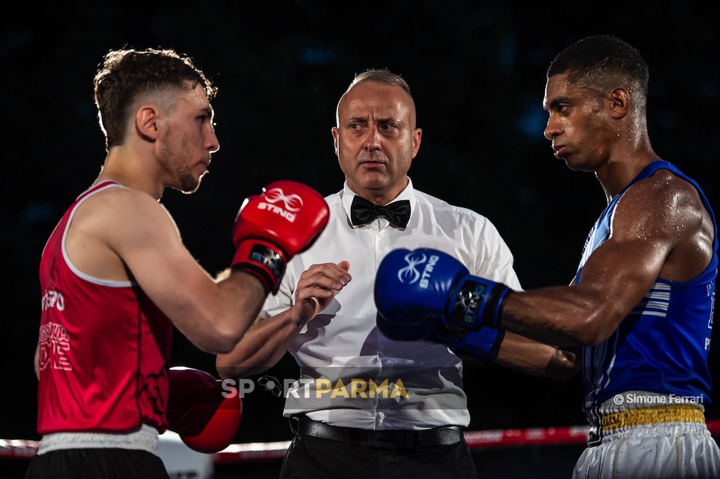 Boxe: 2° Trofeo Città di Parma, la fotogallery di SportParma 1 2° Trofeo Citta di Parma organizzato da Boxe Parma Giacomo Giannotti rosso vs Joris Toure blu saluti