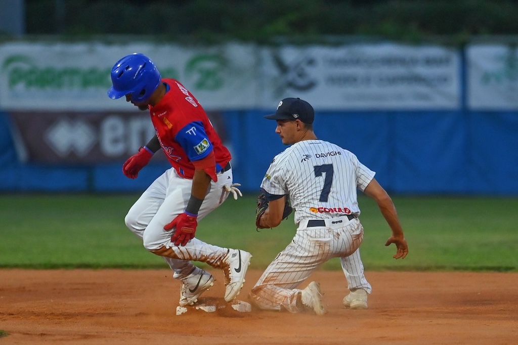 Parma Clima, la serie contro Grosseto finisce in parità 1 ANGIOI PARMA CLIMA DIFENDE LA SECONDA BASE ED ELIMINA MARLIN