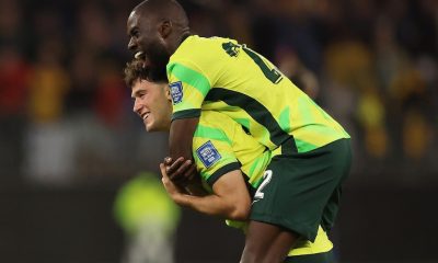Alessandro Circati festeggia con un compagno la qualificazione della nazionale australiana ai Mondiali 2026