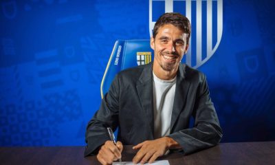 Carlo Cuesta firma il contratto da allenatore del Parma Calcio