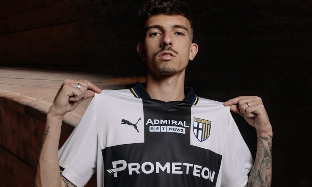 Enrico Delprato con la nuovamaglia crociata del Parma per la stagione 2025 2026