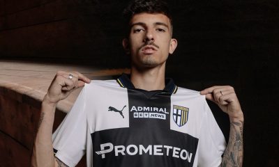Enrico Delprato con la nuovamaglia crociata del Parma per la stagione 2025 2026