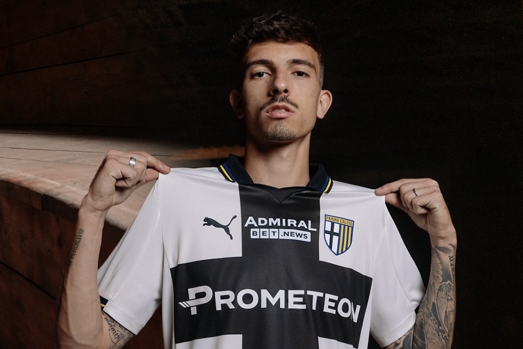 Il Parma svela la maglia crociata per la stagione 2025/2026 3 Enrico Delprato con la nuovamaglia crociata del Parma per la stagione 2025 2026
