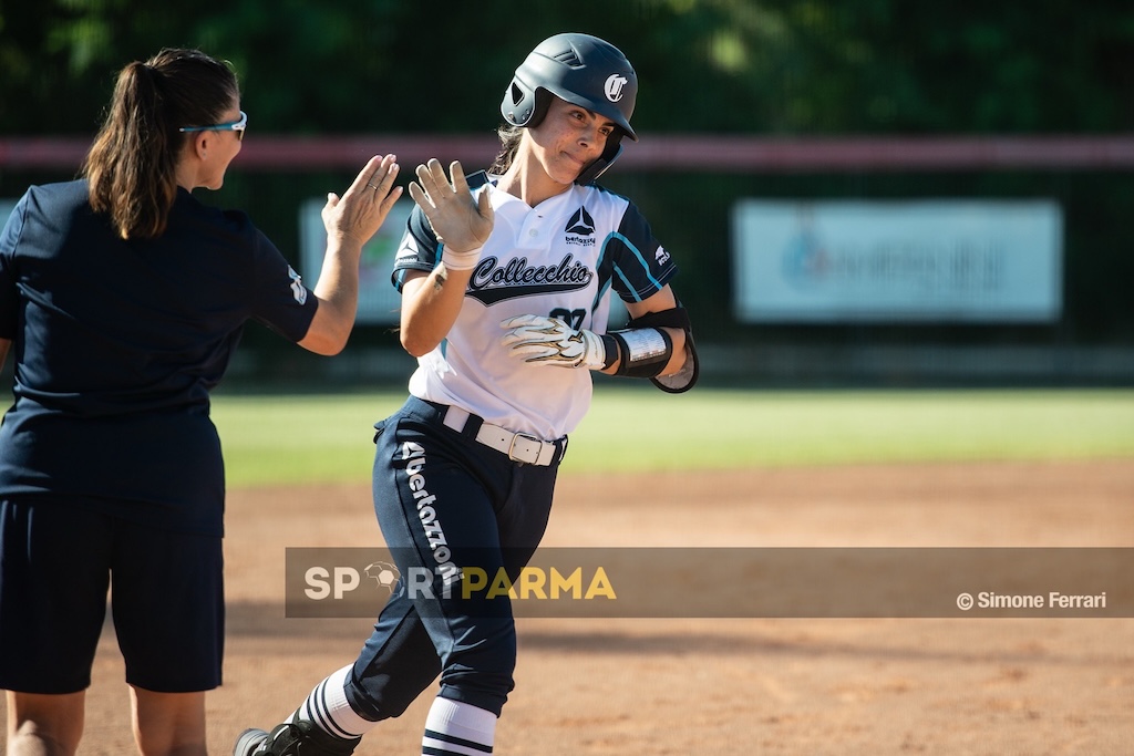 Softball A1: Piancastrelli non basta al Collecchio. Old Parma, destino segnato 1 Erika Piancastrelli corre in Bertazzoni Collecchio Mia Office Blue Girls Bologna 15a giornata Serie A1 softball 2025 foto Simone Ferrari
