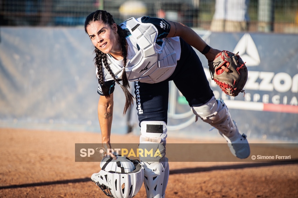 Erika Piancastrelli nuova brand ambassador di Bertazzoni Veicoli Speciali 1 Erika Piancastrelli in Bertazzoni Collecchio Mia Office Blue Girls Bologna 15a giornata Serie A1 softball 2025 foto Simone Ferrari