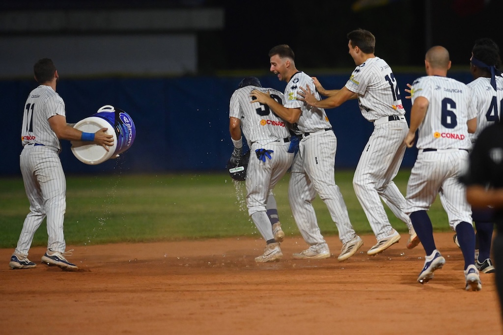 Parma Clima vince in rimonta: un walkoff single di Gonzalez stende San Marino 1 Gonzalez Parma Clima festeggiato Parma Clima San Marino credits K.Blessed