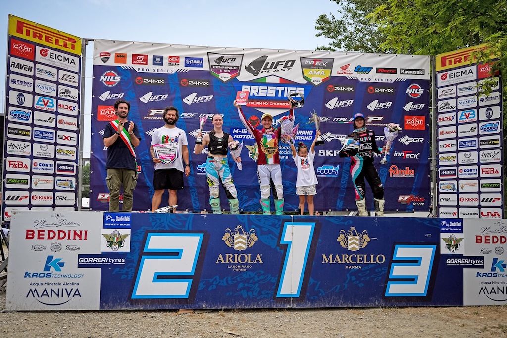 Motocross: percorso netto, Kiara Fontanesi conquista il 9° tricolore 2 Kiara Fontanesi festeggia sul pdio il titolo tricolore al campionato italiano Prestige Femminile 24MX a Castellarano ph. credits Martina Grande