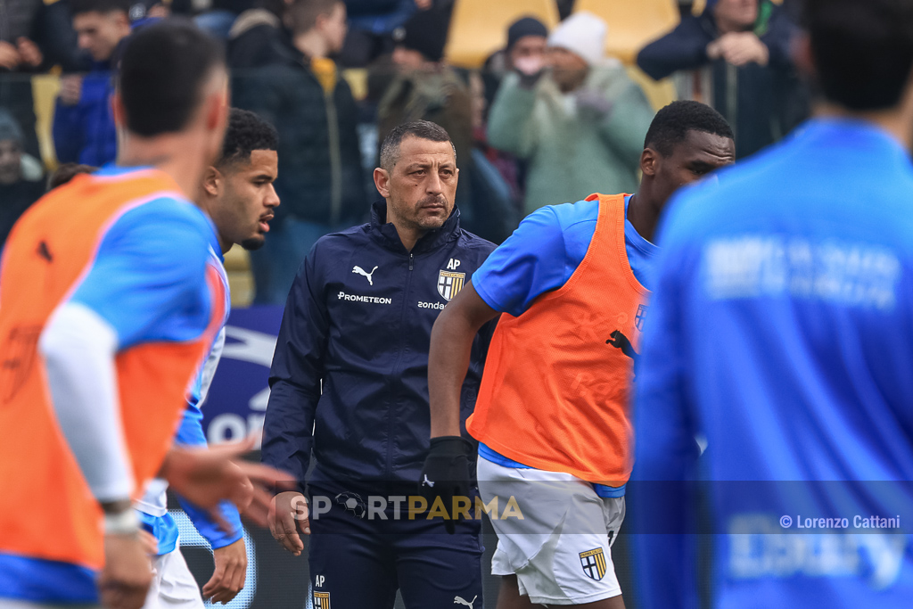UFFICIALE | Chivu e Palombo hanno rescisso con il Parma 1 Parma Bologna 2 0 26a giornata Serie A 2024 2025 il collaboratore tecnico Angelo Palombo tra.i crociati nel riscaldamento